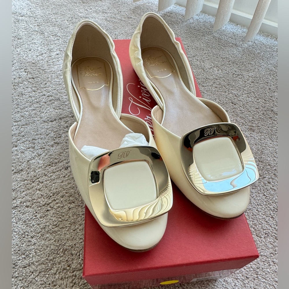 Brand new Roger Vivier flats size 36